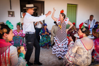 gente-bailando-durante-la-romería-del-rocío